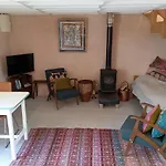 Barn Retreat With Mountain Views アパート