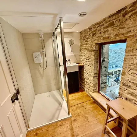 Barn Retreat With Mountain Views *