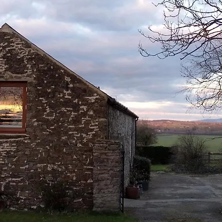 Barn Retreat With Mountain Views *